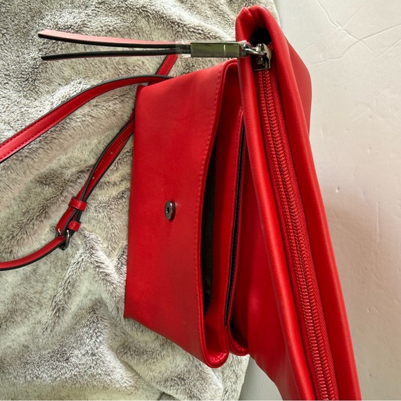 NWOT Simply Vera Wang Red Vegan Leather Crossbody Purse Foldover Chain Strap - Picture 2 of 16